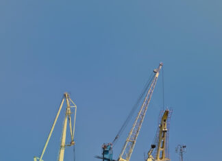 Firma spedycyjna a logistyczna – czym się różnią i jak wybrać najlepszą?