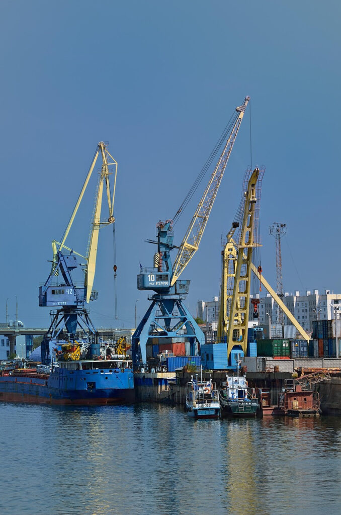 Firma spedycyjna a logistyczna – czym się różnią i jak wybrać najlepszą?