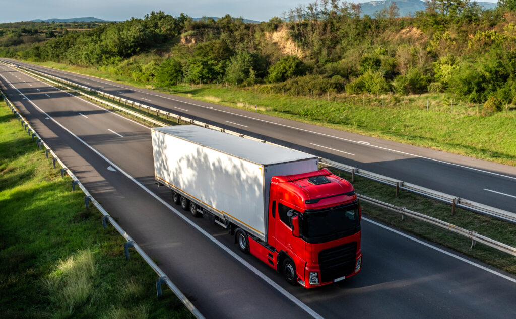 Usługi transportowe – jak świadomie zaplanować przewóz?