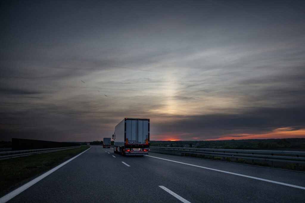 Zarządzanie ryzykiem w transporcie międzynarodowym – jak zabezpieczyć ładunek przed nieprzewidzianymi zmianami geopolitycznymi?
