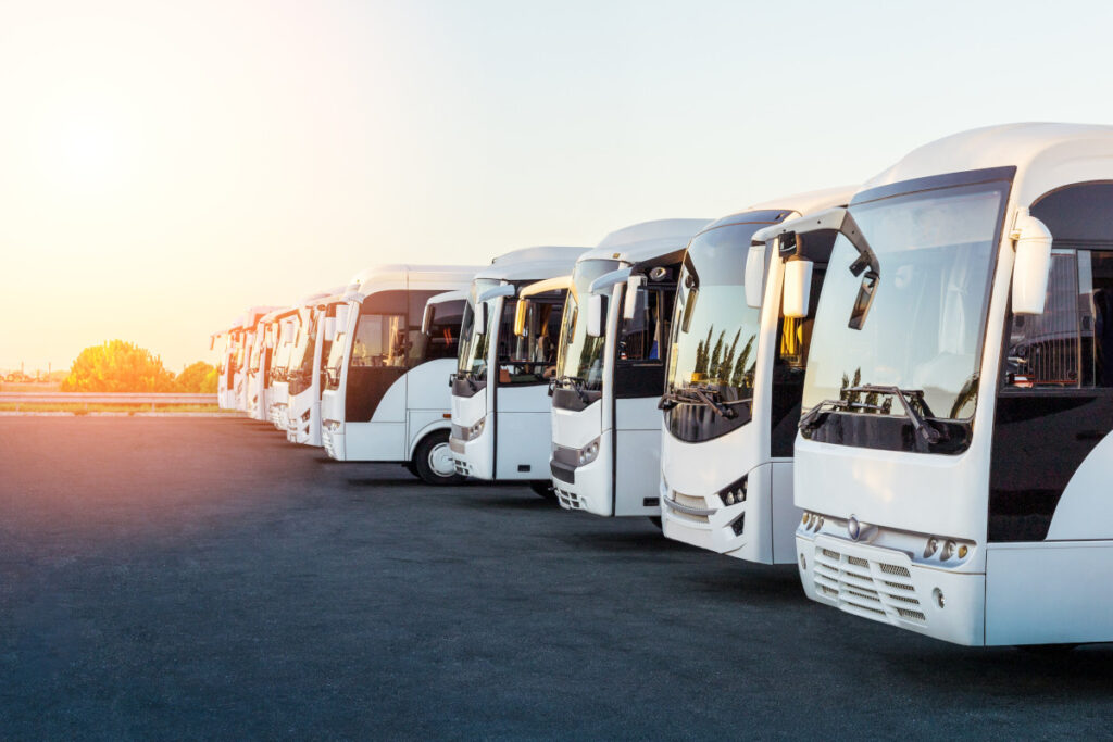 Dlaczego wynajmując busa lub autokar, warto wybrać firmę z regionu?