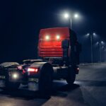 Ciężarówka nocą na słabo oświetlonej drodze w Gizie