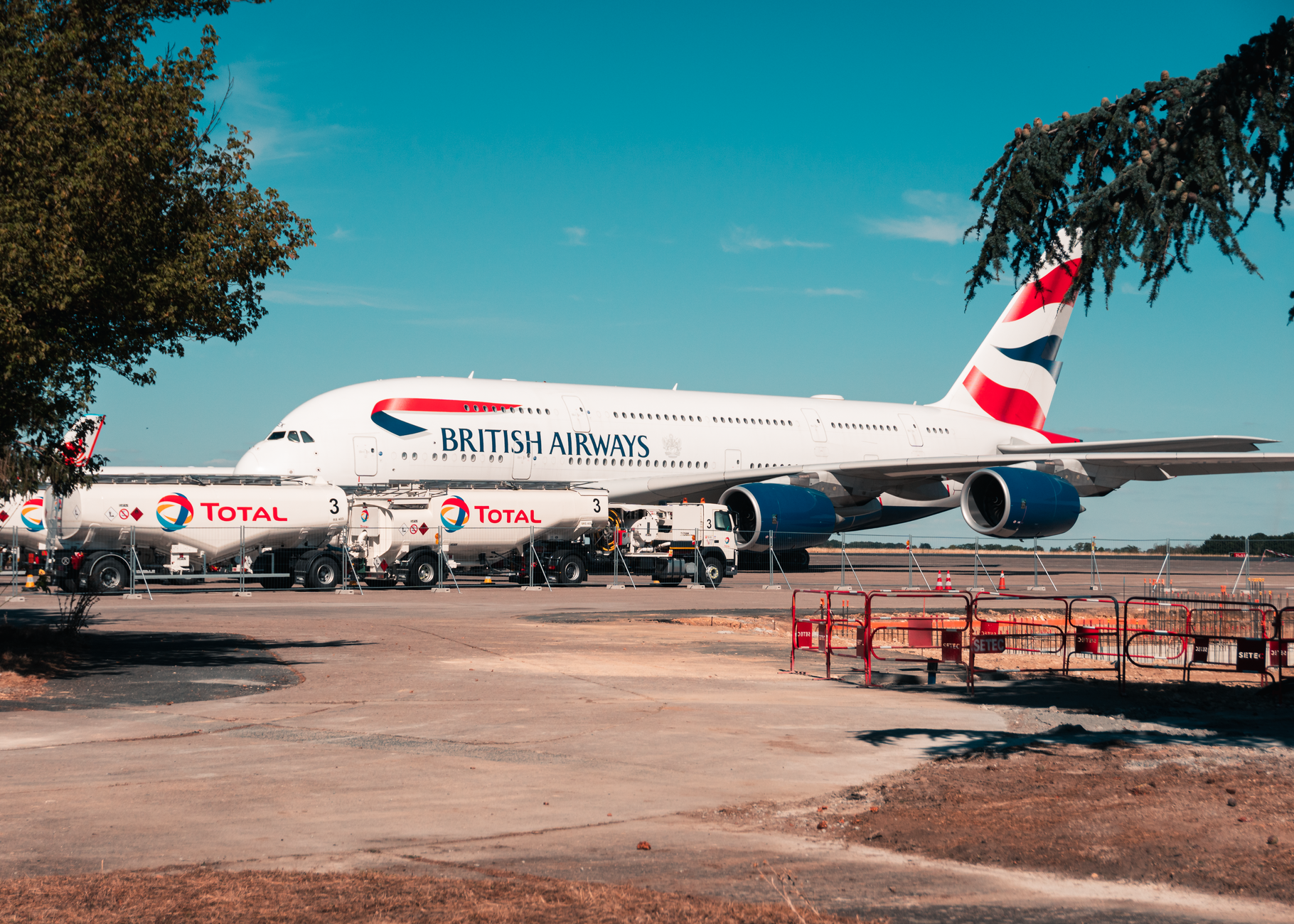 Airbus A380 linii British Airways podczas obsługi na lotnisku we Francji