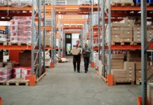 Czy można przenieść całą logistykę sklepu internetowego do zewnętrznego operatora 3PL Dwóch pracowników obsługuje paczkę w magazynie operatora 3PL
