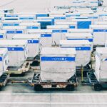 Kontenery cargo United Airlines na płycie lotniska Narita w Japonii
