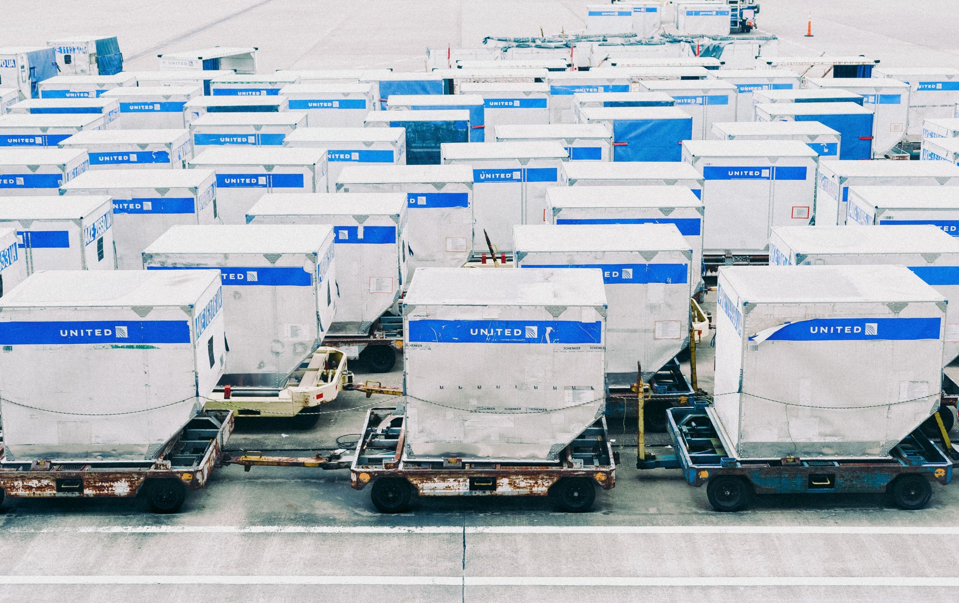Kontenery cargo United Airlines na płycie lotniska Narita w Japonii