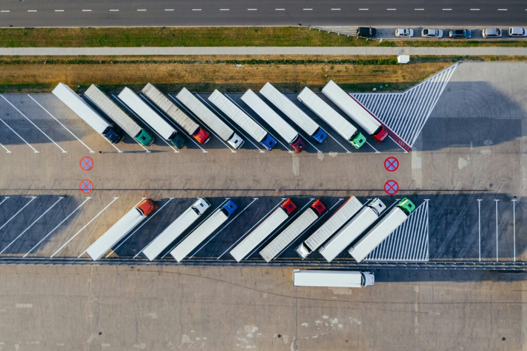 Pasy mocujące – jaką spełniają rolę w transporcie?