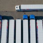 Widok z drona na rząd ciężarówek logistycznych na parkingu