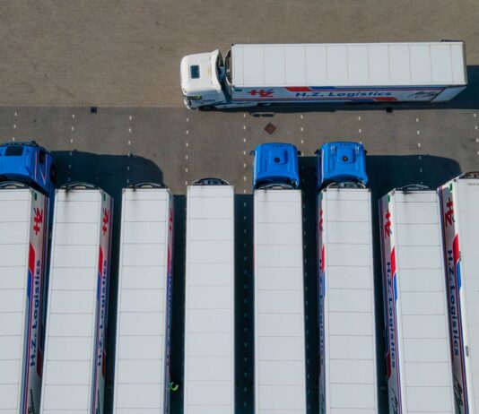 Widok z drona na rząd ciężarówek logistycznych na parkingu