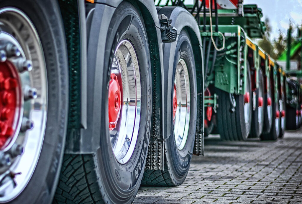 Osie nadążne czy hydraulicznie skrętne — które rozwiązanie lepiej sprawdzi się w transporcie ciężkim?