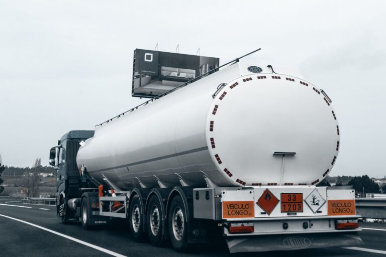 Cysterna przewożąca paliwo na autostradzie widziana od tyłu